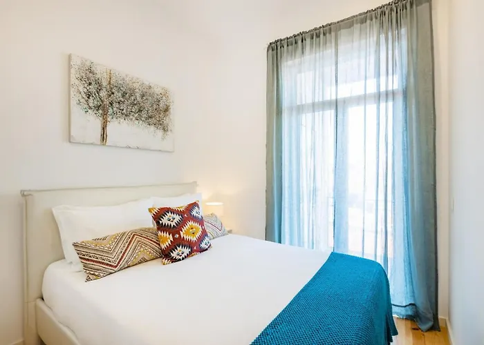 Balcony Views Apartment *