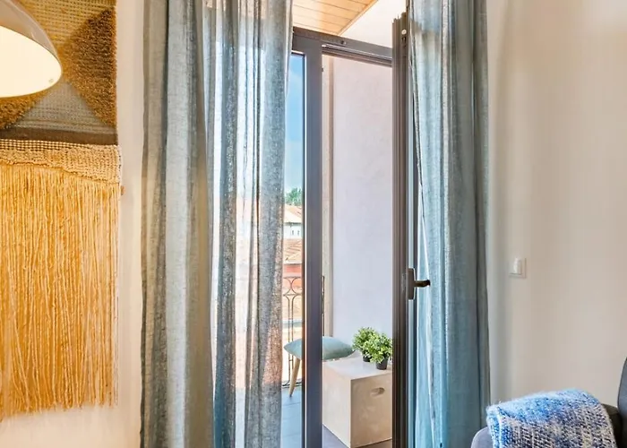 Balcony Views Apartment *